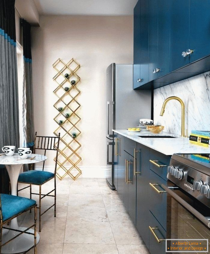 Uma cozinha azul estreita