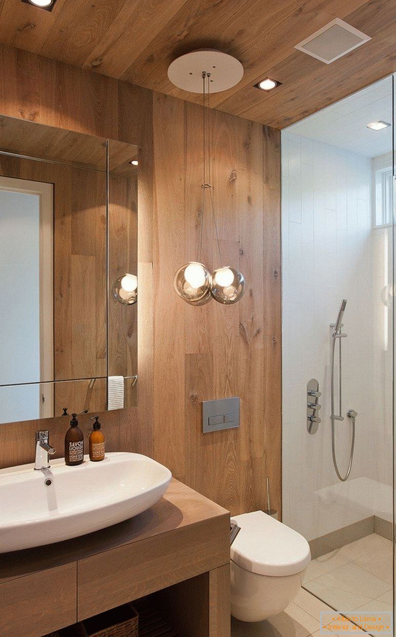 A combinação de madeira e azulejos no interior da casa de banho