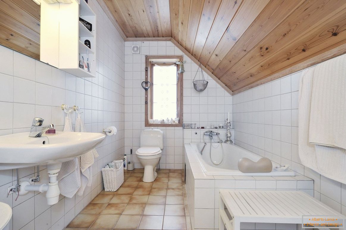 Casa de banho no sótão em uma casa particular