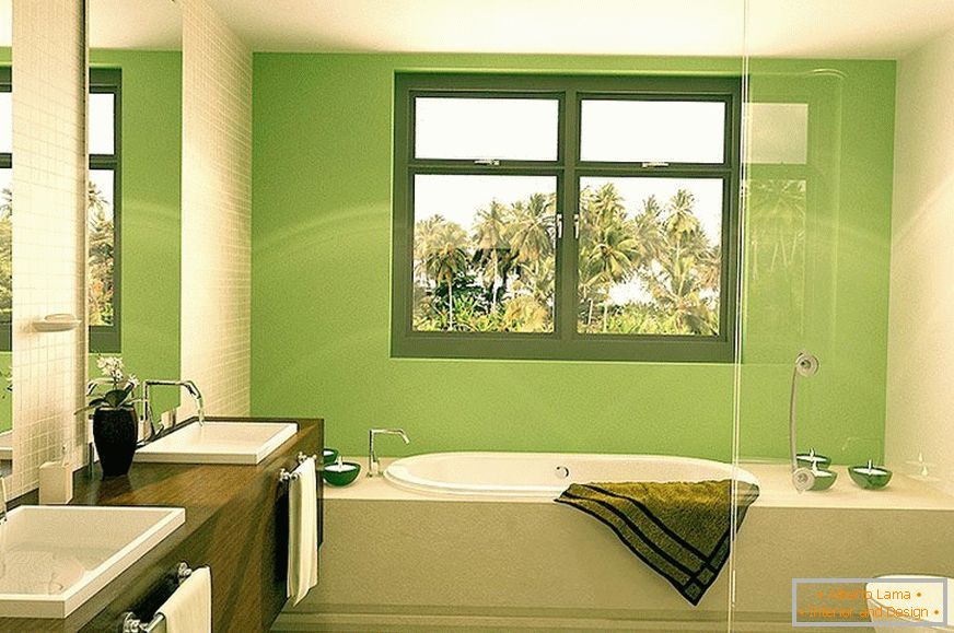 Casa de banho com janela в зеленом дизайне