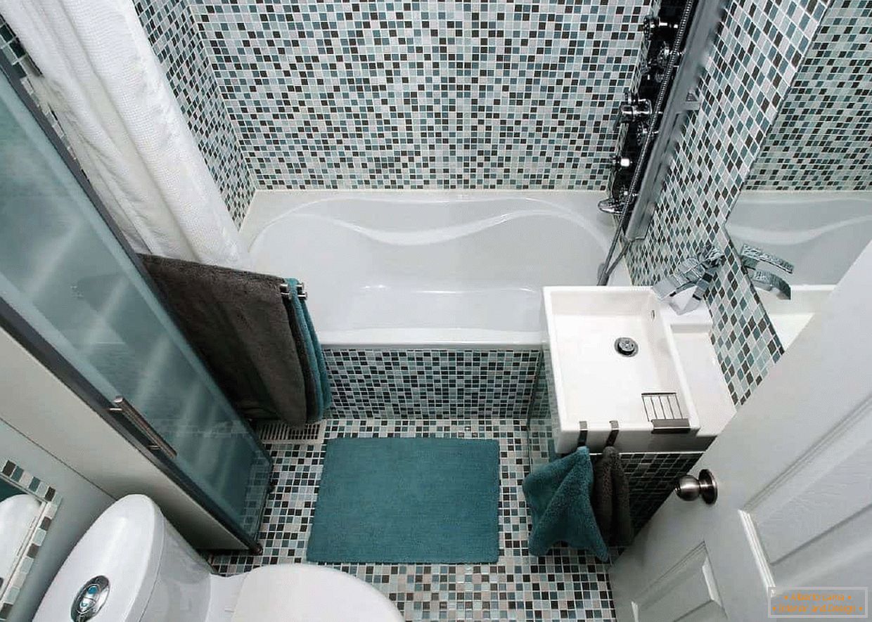 Casa de banho em uma casa de painel decorada com mosaico