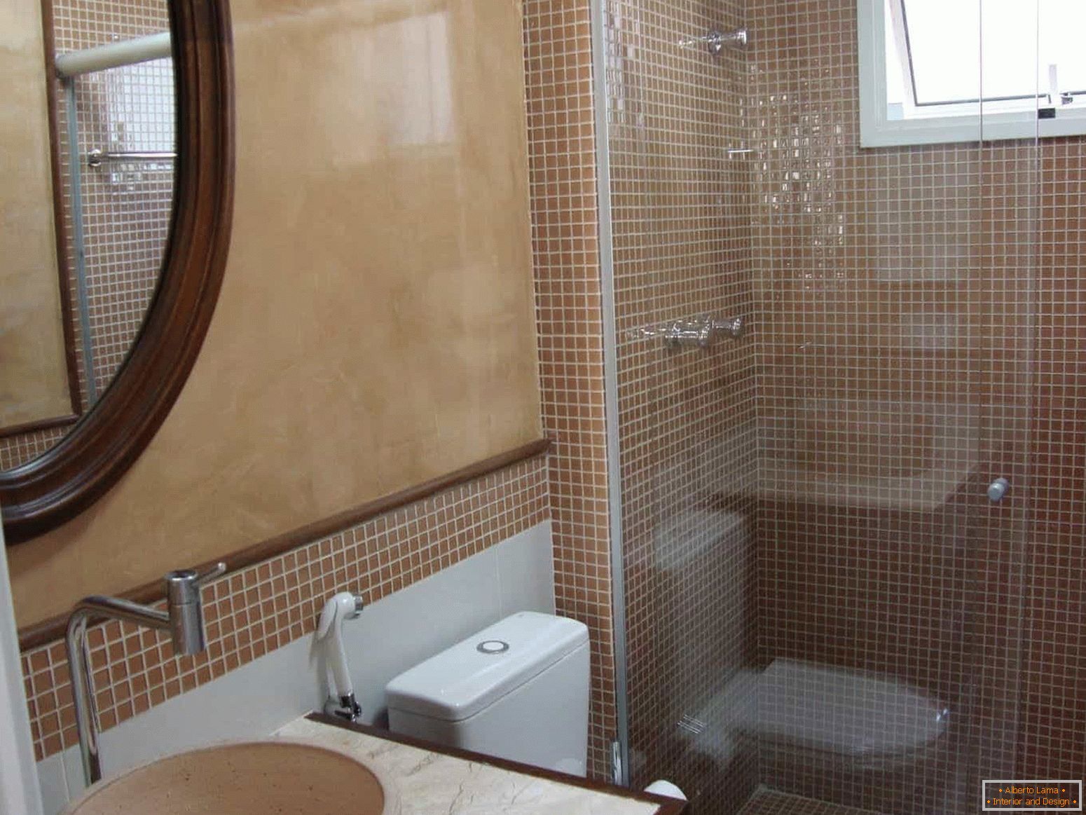 Mosaico é popular em terminar o banheiro em uma casa de painel