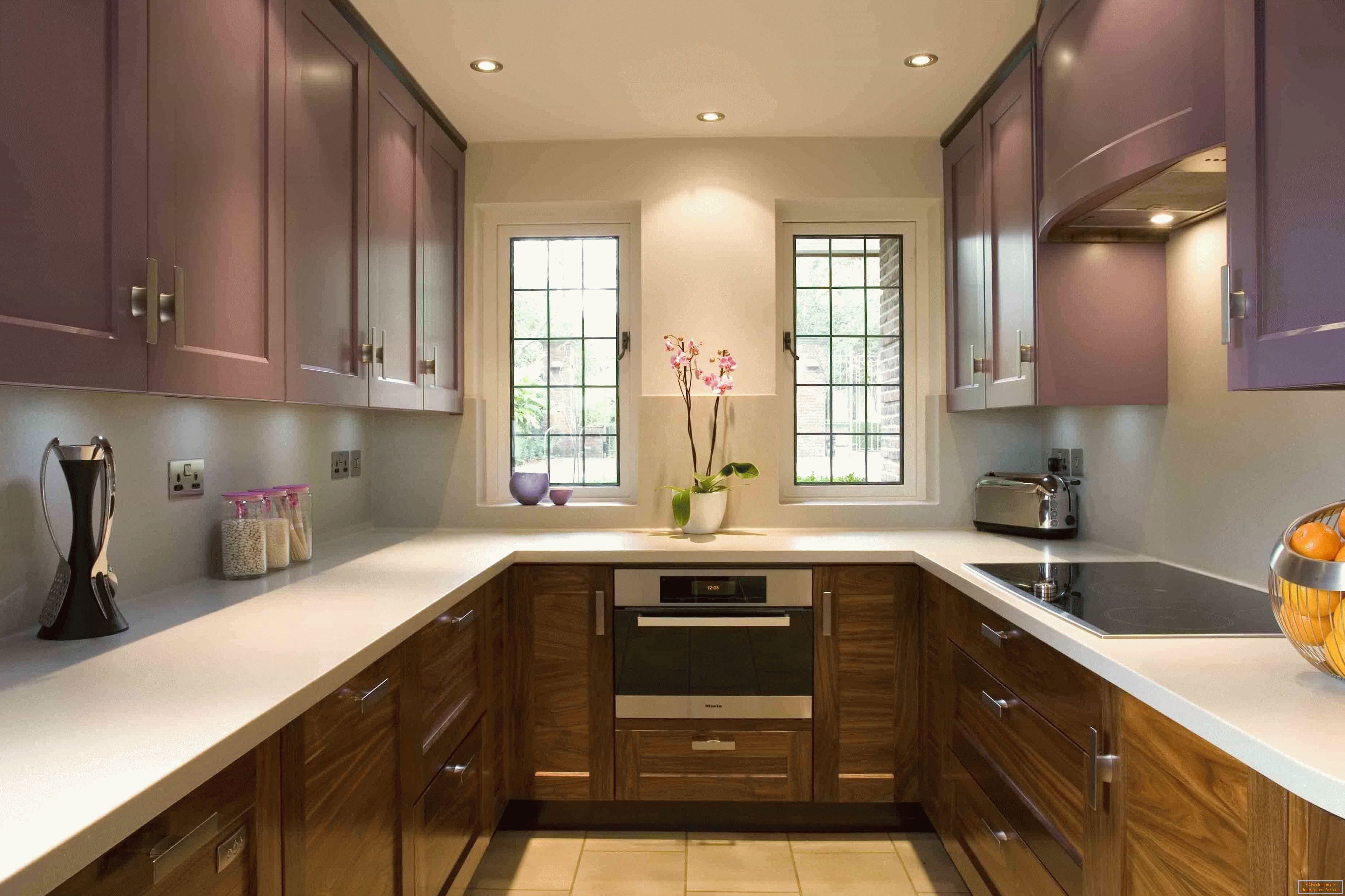 Cozinha em forma de U em lilás em combinação com madeira