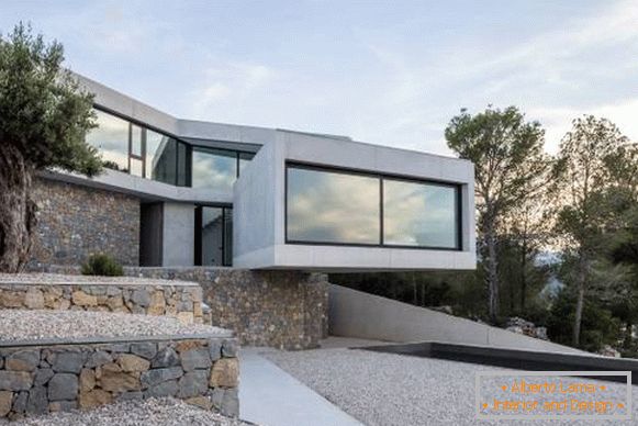 Construindo uma casa no estilo de alta tecnologia e concreto e pedra