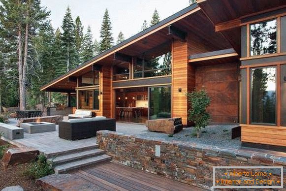 Casa de alta tecnologia feita de painéis de gole com decoração em madeira e metal