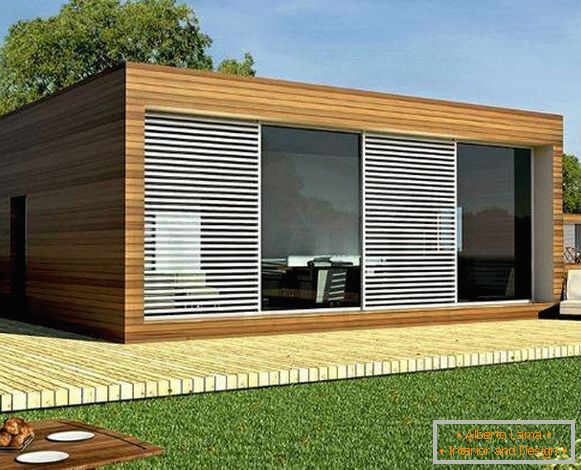 Casa de um andar em estilo high-tech de madeira laminada