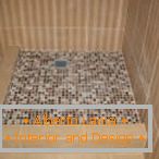 Mosaico no chão no chuveiro