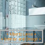 Blocos de vidro em design de banheiro