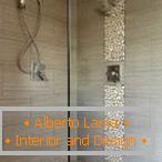Uma inserção de pedras naturais no design de uma sala de banho