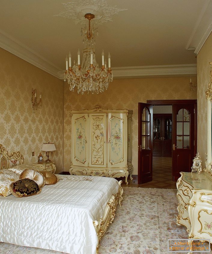 Lustre para quarto em estilo barroco.