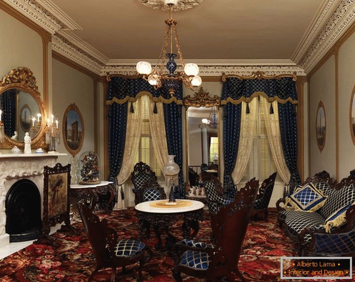 Móveis de estofados e cortinas são feitos de um tecido em uma gaiola azul escura. Nas melhores tradições do estilo barroco, os elementos interiores são decorados com elementos de ouro.