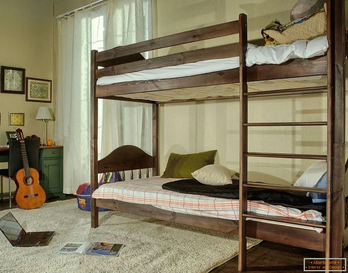 Um quarto para um adolescente com um beliche de madeira