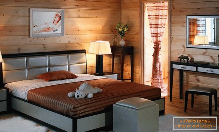 As paredes da sala da moldura de madeira são harmoniosamente combinadas com a mobília do quarto da cor do cenogee.