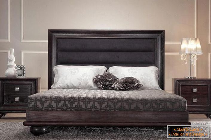 Uma cama wenge com uma cabeceira alta e macia é uma solução incomum e criativa para um apartamento comum na cidade.