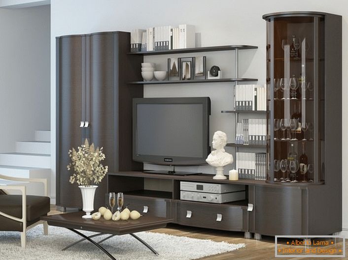 Solução elegante para a sala de estar. O mobiliário em wengué é combinado com um laminado que imita uma árvore.
