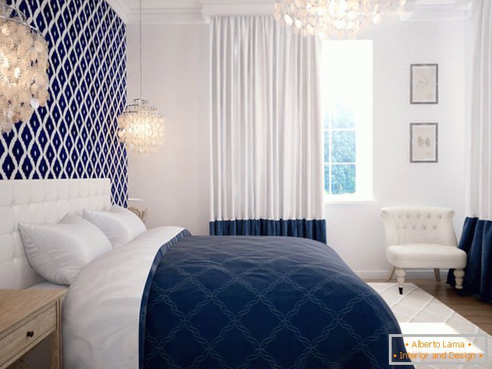 O quarto no estilo mediterrâneo é caracterizado por um design discreto. A combinação vantajosa das cores branca e azul cria motivos marinhos e conjuntos para descanso.
