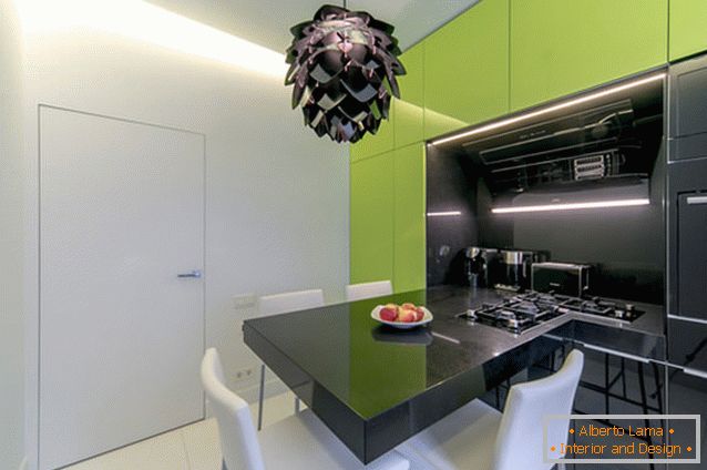 Projeto moderno da cozinha na cor branca e verde de V. Kazachenkova na Rússia