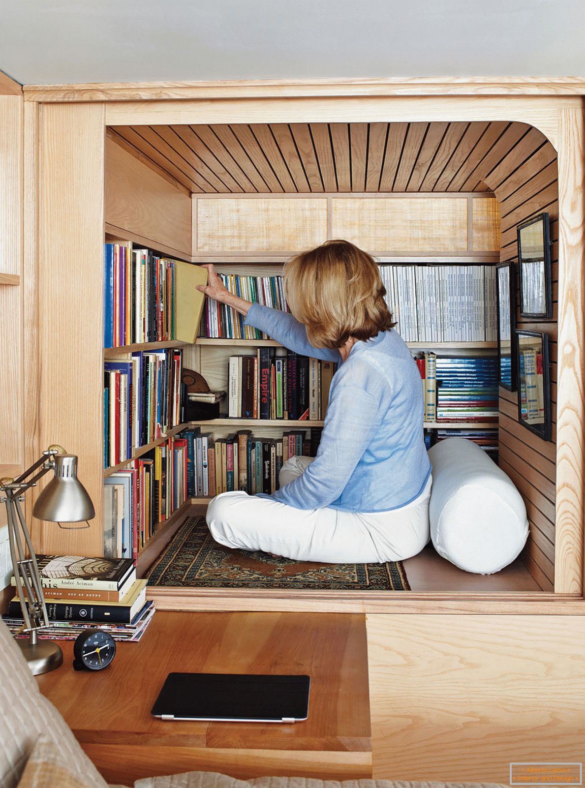 Biblioteca em um pequeno apartamento de dois andares