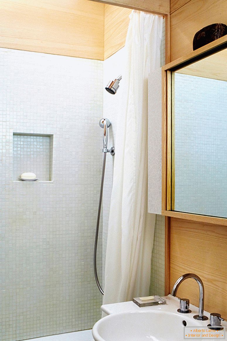 Casa de banho em um pequeno apartamento de dois níveis