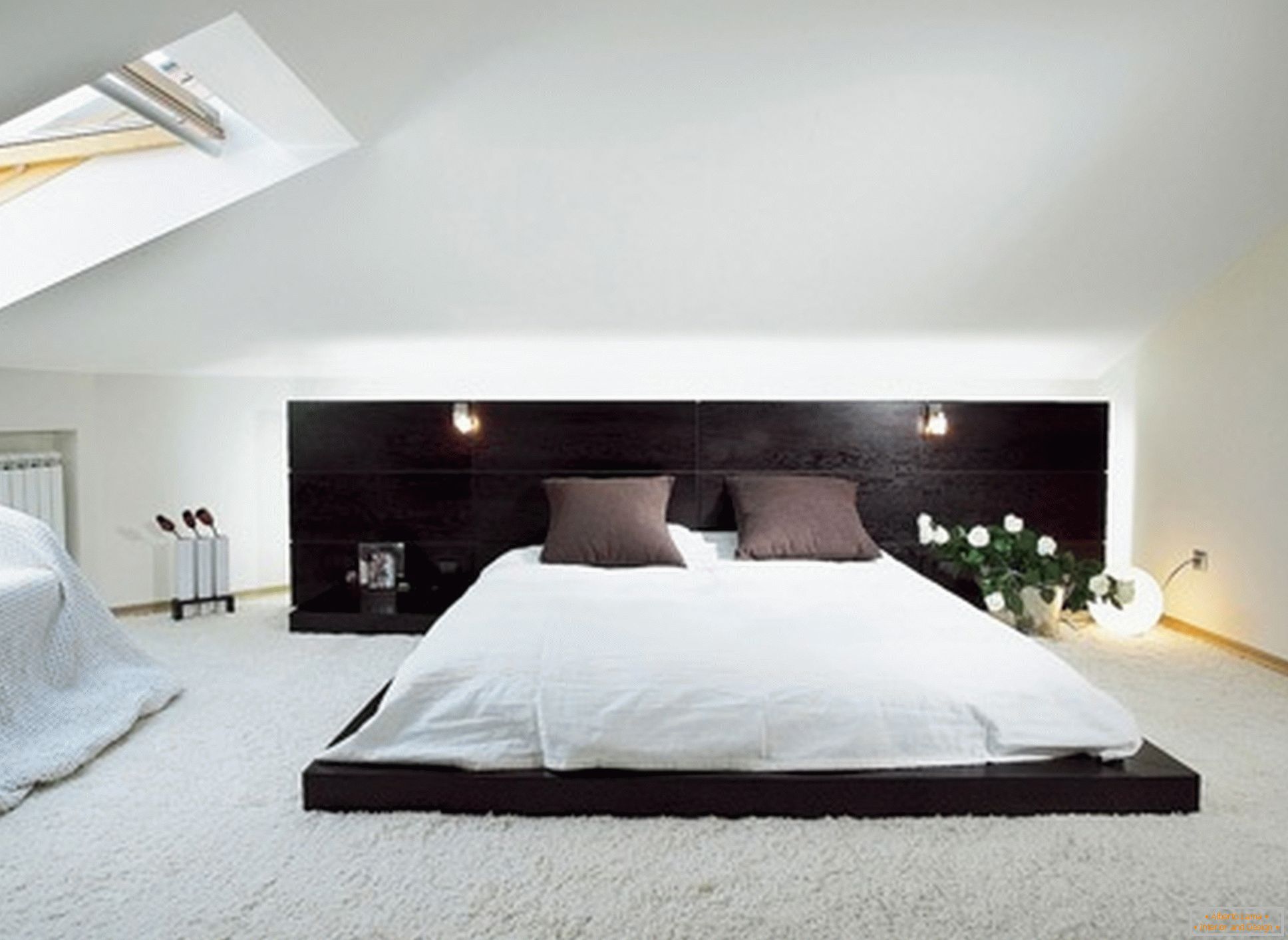 Quarto luxuoso no estilo do minimalismo - um exemplo de design bem-sucedido de uma pequena sala no sótão.