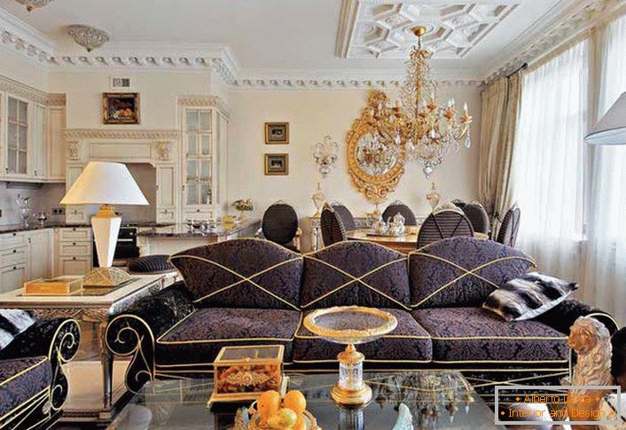 Sala de estar pomposa no estilo do ecletismo com os elementos predominantes do estilo barroco. 