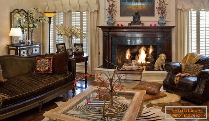 O estilo é eclético em uma luxuosa e espaçosa sala de estar. O interior com uma grande lareira parece pomposo e caro.