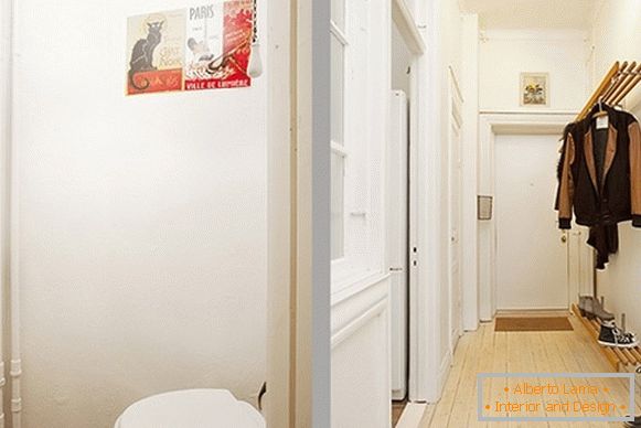 Interior dos apartamentos corredor e WC na Suécia