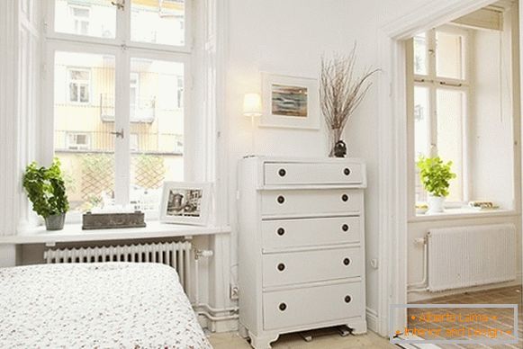 Interior de um apartamento confortável na Suécia