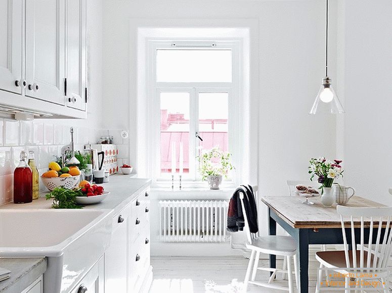 Interior de apartamentos de cozinha moderna na Suécia