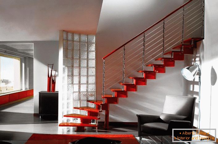 Um exemplo elegante de um lance de escadas para o interior da casa no estilo de alta tecnologia. Se desejar, você pode colocar outro suporte no meio do intervalo.