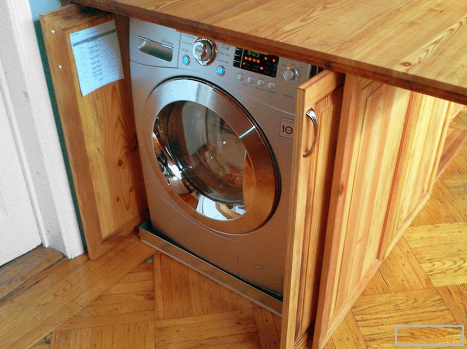 Máquina de lavar roupa embutida na ilha de cozinha