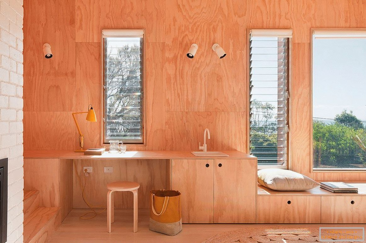 Sala com madeira compensada nas paredes