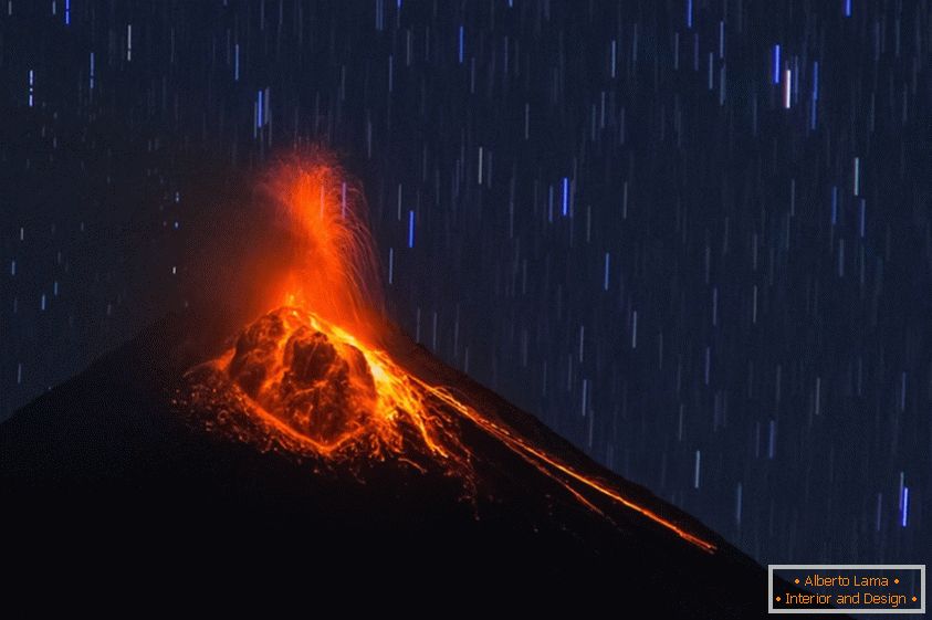 Erupção vulcânica на фоне звёздного неба