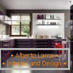 Design de cozinha violeta с окном