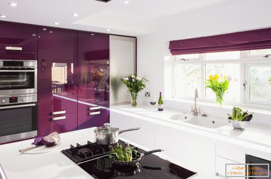 Projeto de uma espaçosa cozinha violeta-branca