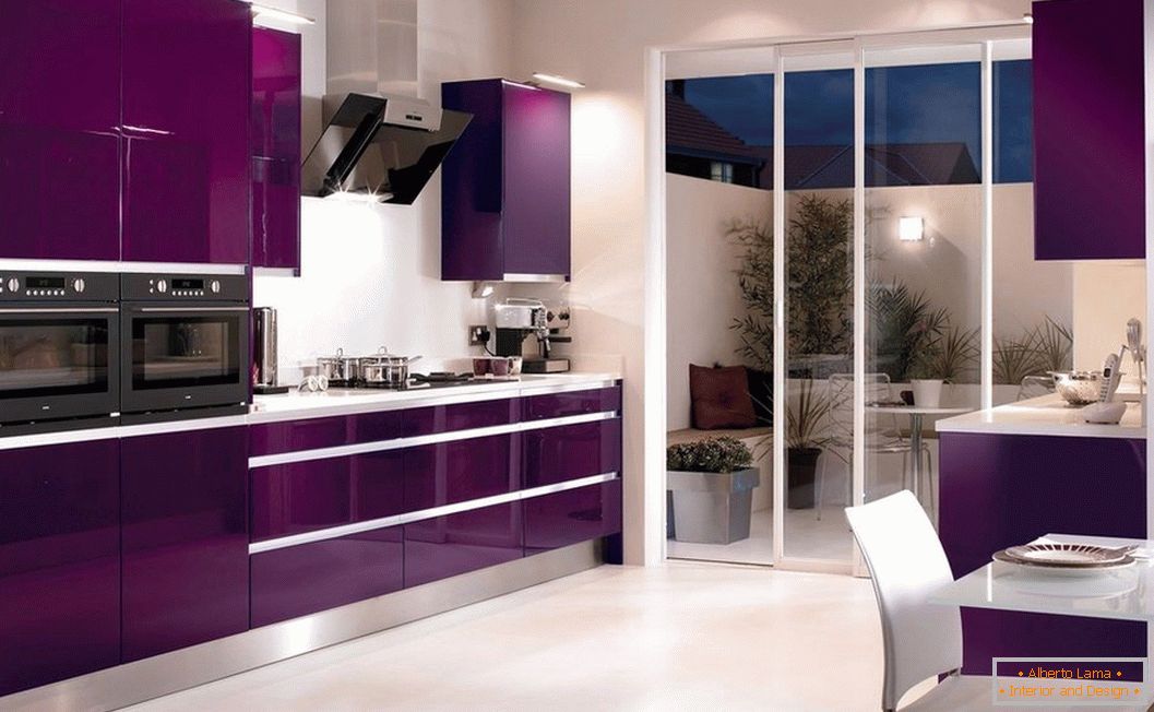 Design de cozinha violeta со шкафом-купе