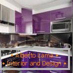 Design de uma pequena cozinha violeta de canto