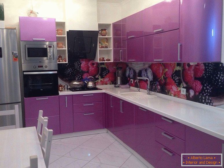 Cozinha roxa com elementos de preto e branco