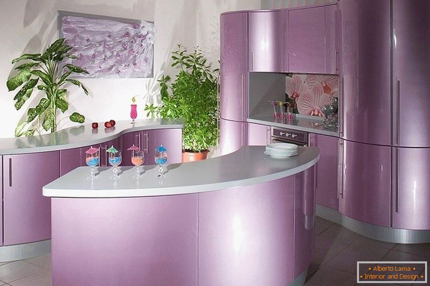 Design incomum de cozinha roxa