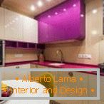 Design de cozinha violeta с подсветкой