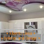 Design de cozinha violeta с натяжными потолками