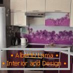 Design de uma pequena cozinha roxa с цветочными вставками