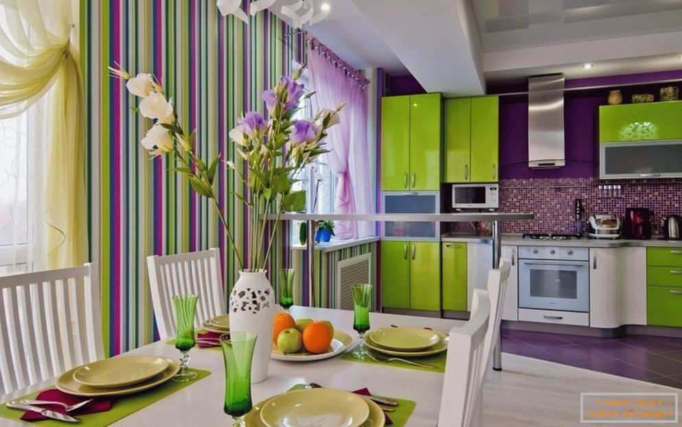 Design de cozinha verde e roxa