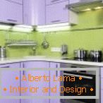 Design de uma pequena cozinha verde e roxa