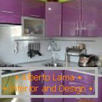 Cozinha verde-violeta de canto