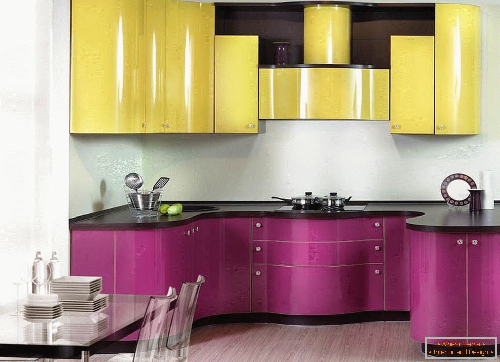 Cozinha amarelo-violeta em estilo Art Nouveau