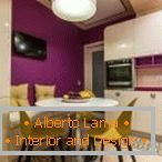 Cozinha violeta-amarelo com área de jantar