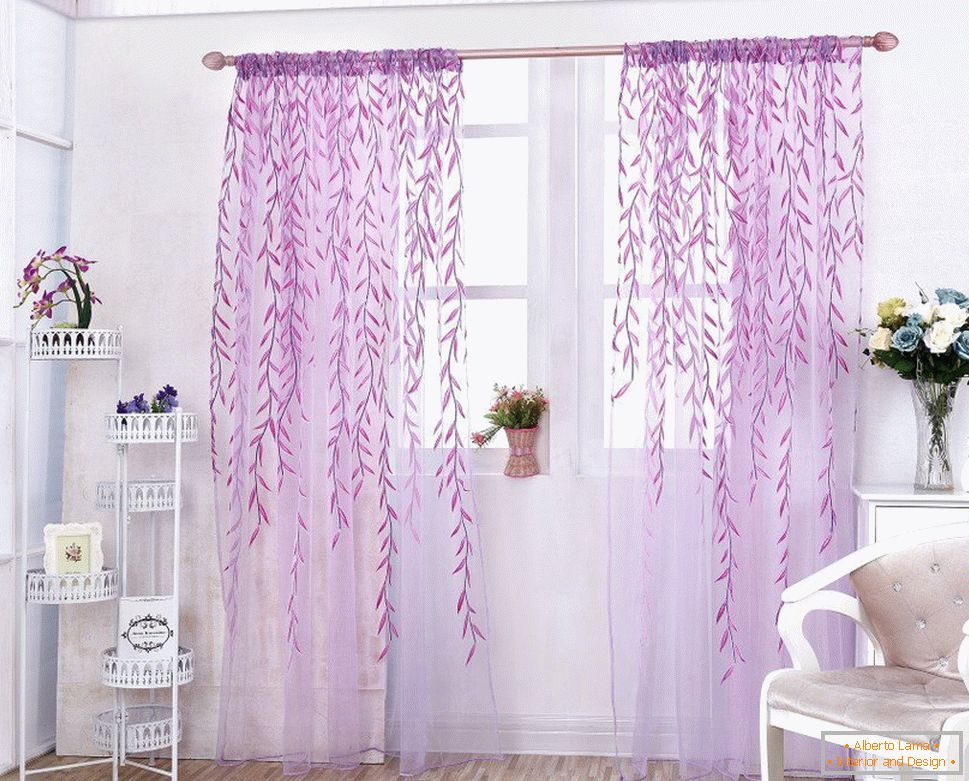 Impressão de flores em cortinas roxas