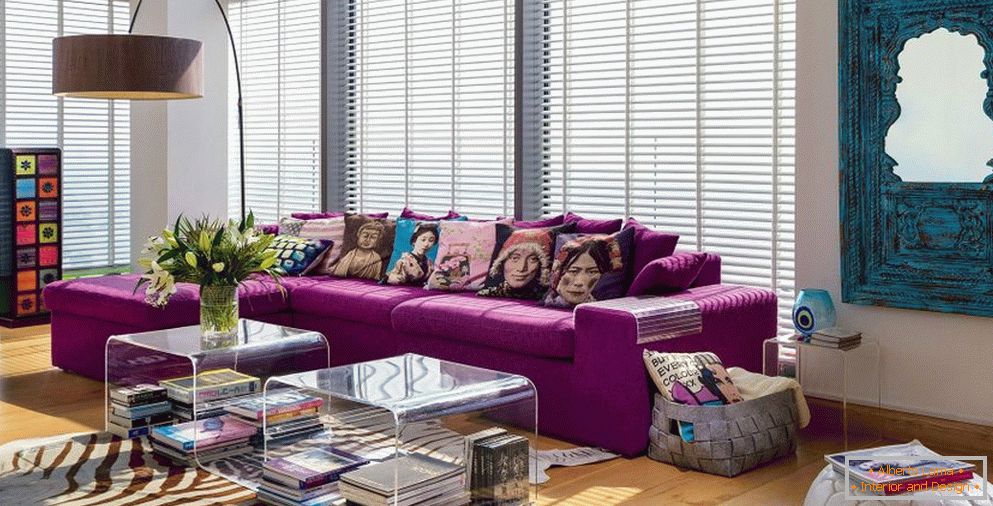 Almofadas coloridas no sofá roxo