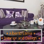 Um interior aconchegante da sala de estar em móveis violetas